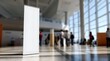 © Studio Zenith - Panneau publicitaire blanc vierge dans un hall moderne avec personnes