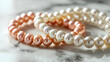 © Erika - pulseras o collares de perlas finas y elegantes hermosas de moda y sofisticadas piedras preciosas femeninas sobre una mesa de marmol diseño romantico