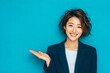 © dadakko - 商品やサービスを案内する笑顔の女性 企業広告向けイメージ