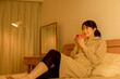 © Zoey106 - 寝る前にホットドリンクを飲む女性