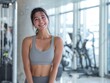 © Jumpei - ジムで笑顔を見せるフィットネス女性