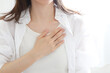 © webbiz - 胸に手を当てる女性　心配