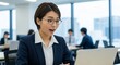 © Stingray_Japan - ひらめいて笑顔を浮かべている日本人女性社員