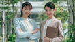 © bephoto - 女性が二人で屋外の笑顔ビジネス写真