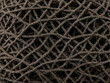 © StockFabi - ﻿Braune Fäden im Verborgenen: Eine komplexe Struktur aus feinen Linien, die ein dichtes, gleichmäßiges Netzwerk bilden. Symbol für Verbindung und Komplexität, eingefasst in ruhiger Monochromie.