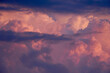 © Tokuyiro - 夕日に染まる入道雲のクローズアップ。夏らしい雲と空の背景用素材。