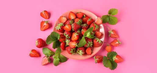 Wall Mural - plate with sweet strawberries on pink background, top view