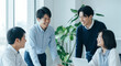 © Blue Studio - オフィスで打ち合わせをする日本人ビジネスチーム