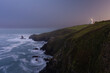 © dusktilldawn - Der Leuchtturm Lizard am Lizard Point am Ärmelkanal in der Grafschaft Cornwall an der Südküste von England bei Nacht