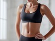 © Jumpei - スポーツブラを着た女性の引き締まった腹筋と美しい体型