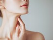 © Jumpei - 美しい女性の首元とフェイスラインを強調した美容イメージ