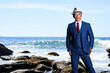© apiox - 海でスーツを着たダンディーな中高年男性のポートレート