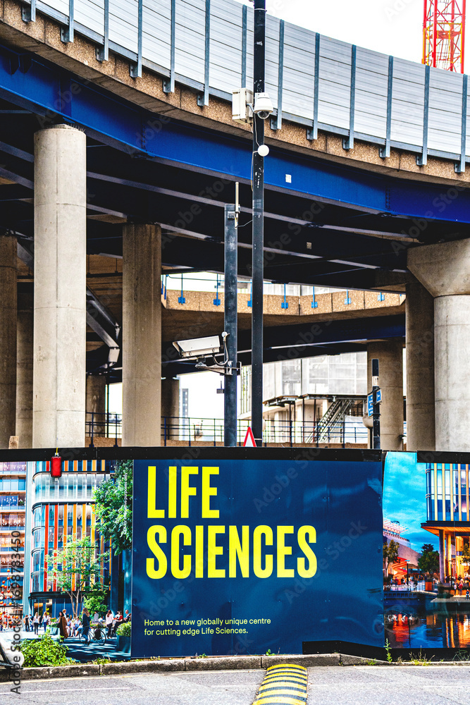 One North Quay, West India Quay DLR Light Rail Bridge, Europe's Largest ...