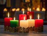 Conjunto de velas de iglesia con decoraciones doradas y colores rojo, verde y blanco.