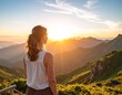 © SG- design - Eine Wanderin genießt den Blick bei Sonnenuntergang auf den Berggipfel