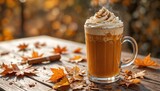 Latte de calabaza con especias y crema batida: Escena rústica otoñal al aire libre