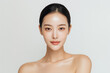 © BÉAUTYNA - カメラ目線でこちらを見つめる、美しい肌の女性の美容ポートレート　Beautiful Woman with Flawless Skin Looking at the Camera
