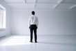 © theshooter - Imagen conceptual de hombre en habitación blanca representación visual de depresión ansiedad y problemas de salud mental visibilizando el silencio y la necesidad de apoyo