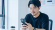 © Blue Studio - スマホを操作する男性 髭を生やしている
