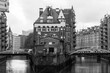 Puente y canal con edificios históricos a ambos lados, posible Speicherstadt