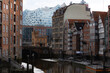 Plaza en Hamburgo con edificio histórico y escultura