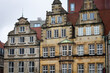 Fachadas de coloridas casas hanseáticas con tejados a dos aguas en Bremen. Arquitectura tradicional alemana en una calle histórica y pintoresca.