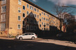  Fachada de un edificio residencial de ladrillo en una calle urbana de Alemania. Arquitectura de un barrio tranquilo con un coche aparcado. Vida cotidiana en la ciudad.