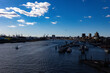 Vista del río Elba y el concurrido puerto de Hamburgo, Alemania. Barcos, muelles y la ciudad al fondo en un día soleado. Escena portuaria, industrial y de transporte fluvial.