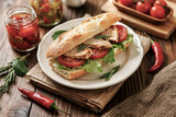 closeup inviting image showcasing freshly made long sandwich rustic wooden table primer plano de una imagen atractiva que muestra un sándwich largo recién hecho sobre una mesa rústica de madera