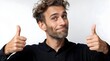 © Studio Zenith - Homme souriant montrant ses pouces levés en signe d'approbation