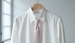 © 건호 김 - 옷걸이에 걸친 흰색셔츠와 색상 넥타이