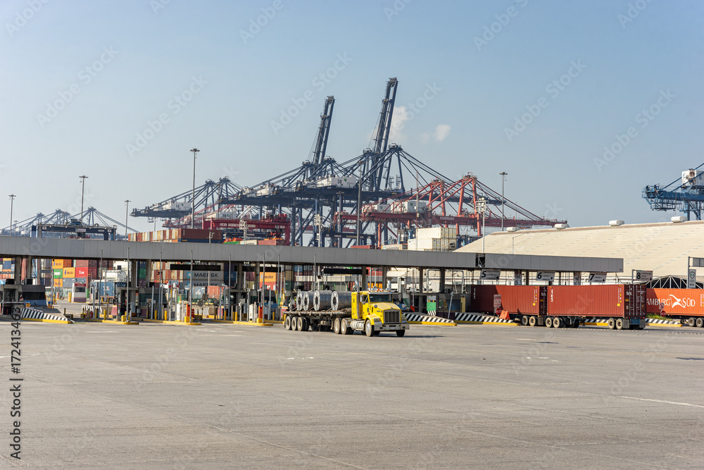 Colima Port Foto de Stock port of manzanillo, entrance to the port of manzanillo ...