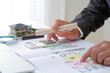 © 琢也 栂 - 不動産鑑定で資産価値を計算する男性