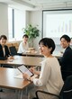 © Yka - 笑顔で会議に参加するビジネスパーソン