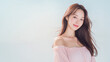 © yapiko - オフショルダー姿が印象的な20代女性の笑顔ポートレート