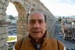 © Carlos Alvarado S - Retrato de Hombre Senior Frente al Histórico Acueducto.