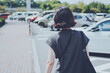 © beeboys - 駐車場内を歩く女性後ろ姿