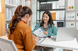 © PHOTO4U - Business professionals sharing ideas and working together in a dynamic startup meeting, highlighting creativity, problem solving, and collective effort toward sustainable growth.