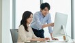 © Yka - 後輩にパソコンの使い方を教える男性社員