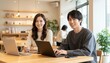 © Yka - カフェでノートパソコン作業をする若いカップル