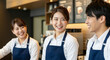 © Blue Studio - カフェで仲間と楽しそうに働くスタッフ 店員