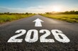 © 小さな花 - 2026年と矢印が向くアスファルト道路