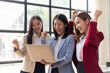 © Wasan - Group of female co-workers looked at the laptop screen, their expressions of excitement and surprise. group of young businesswomen who are successful in their startup businesses.