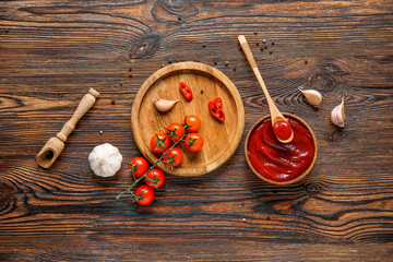 Wall Mural - Bowl with tasty ketchup and ingredients on wooden background