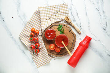 Wall Mural - Bowls and bottle with tasty ketchup on marble background