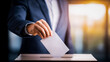 © Concept Photo Studio - Homme en train de déposer un bulletin de vote dans une urne