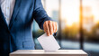 © Concept Photo Studio - Homme en train de déposer un bulletin de vote dans une urne