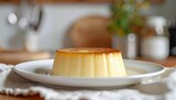 budino creme caramel alla vaniglia e caramello su un piatto bianco appoggiato su un tavolo, food photography