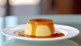 budino creme caramel alla vaniglia e caramello su un piatto bianco appoggiato su un tavolo, food photography