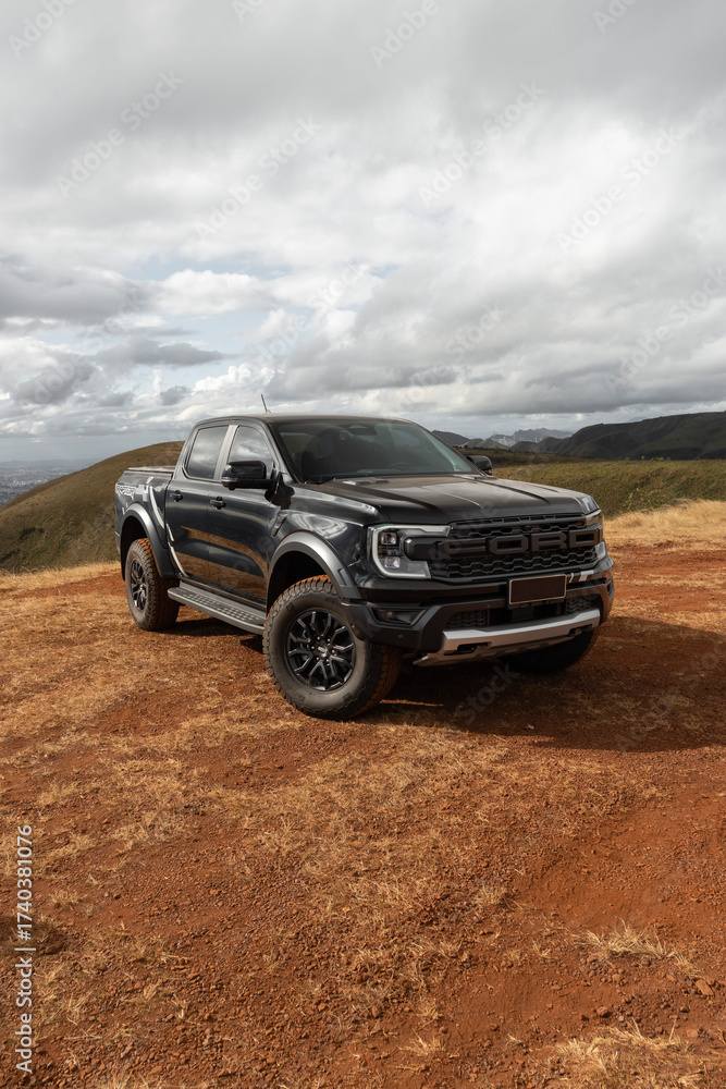 Zdjęcie bez tantiem: Black Ford Ranger Raptor off-road on a hilltop ...